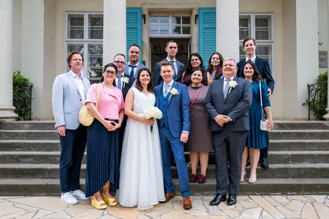 Esküvői családi csoportkép egy épület lépcsőjén