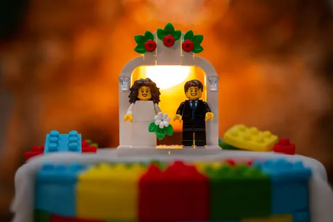 Esküvői torta menyasszony és vőlegény LEGO figurákkal