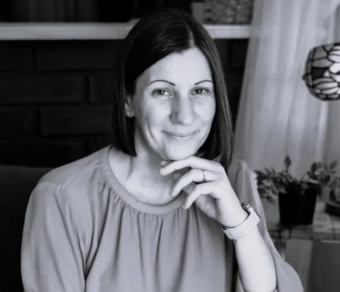 Károlyi Melinda esküvői fotós fekete-fehér portréja
