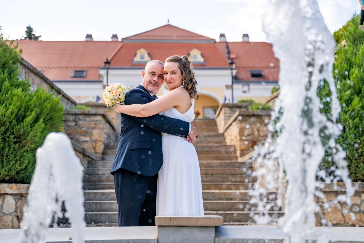 Esküvői pár a pomázi Teleki-Wattay Kastély parkjának szökőkútja mellett
