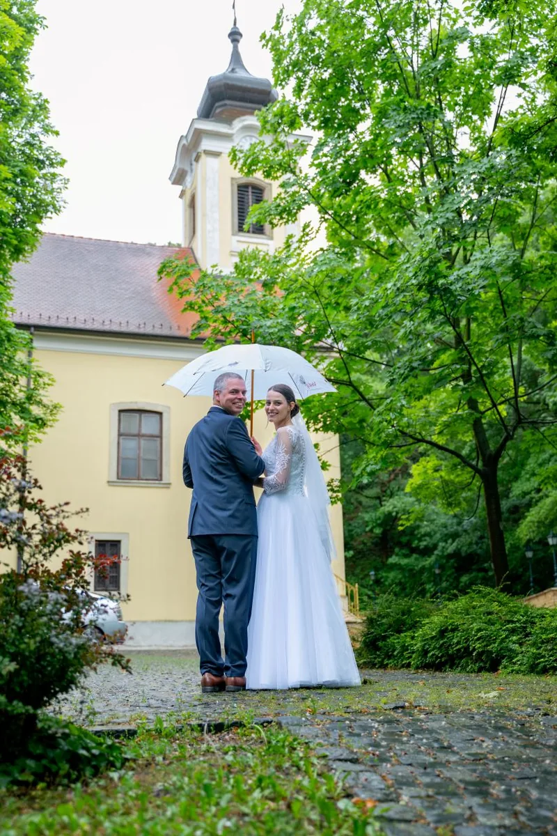 Menyasszony és vőlegény a törökbálinti templom kertjében